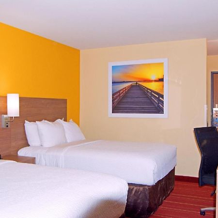 Days Inn By Wyndham Marquette Exterior photo