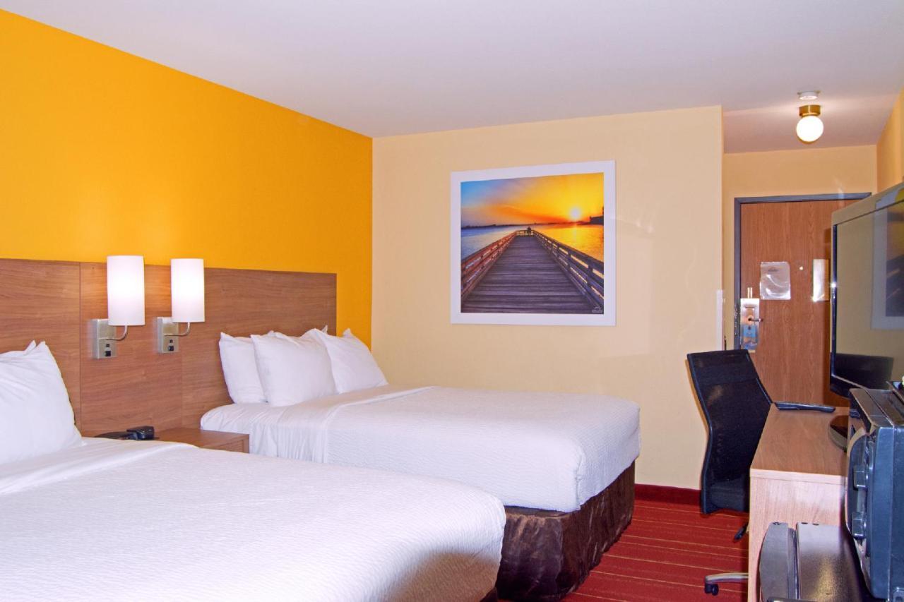 Days Inn By Wyndham Marquette Exterior photo