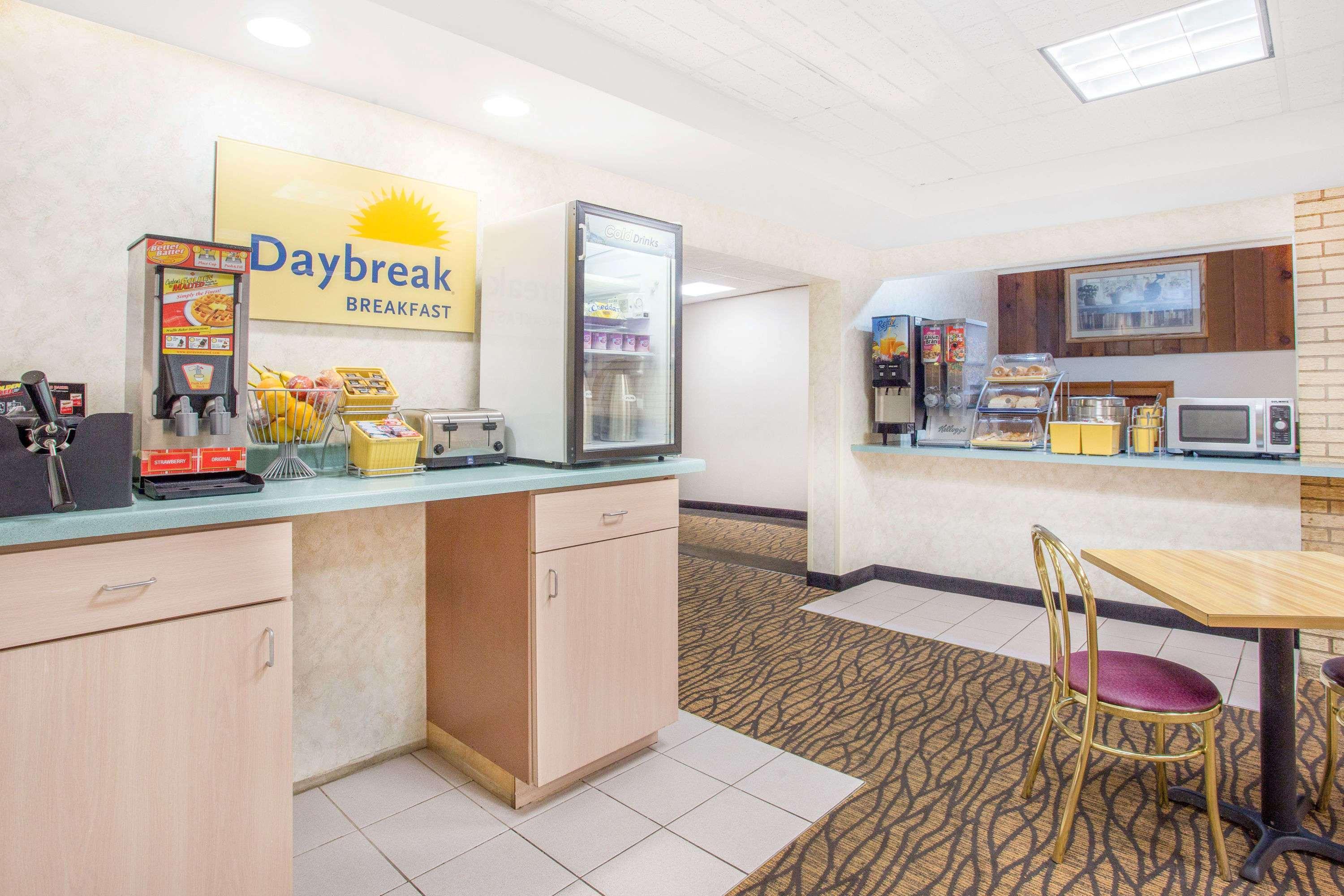 Days Inn By Wyndham Marquette Exterior photo