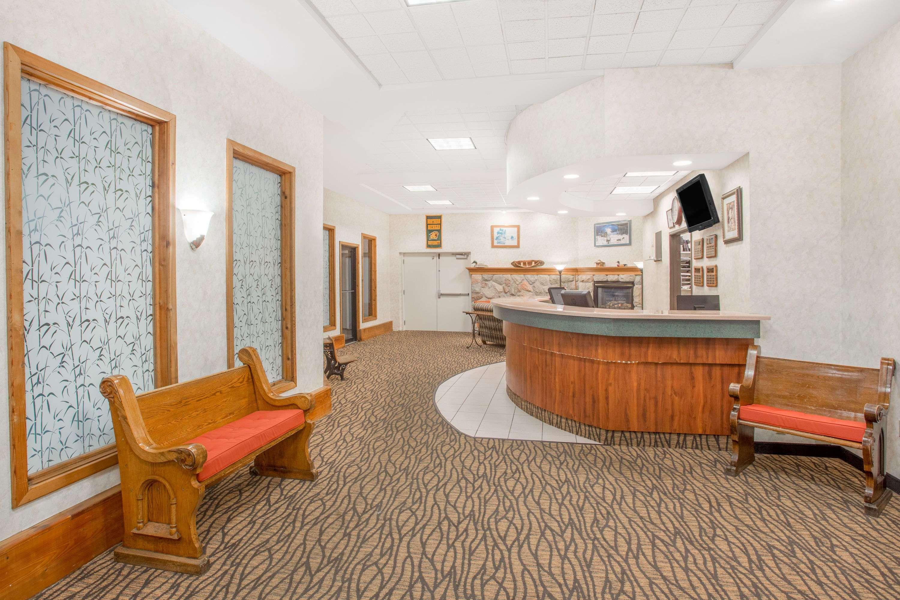 Days Inn By Wyndham Marquette Exterior photo