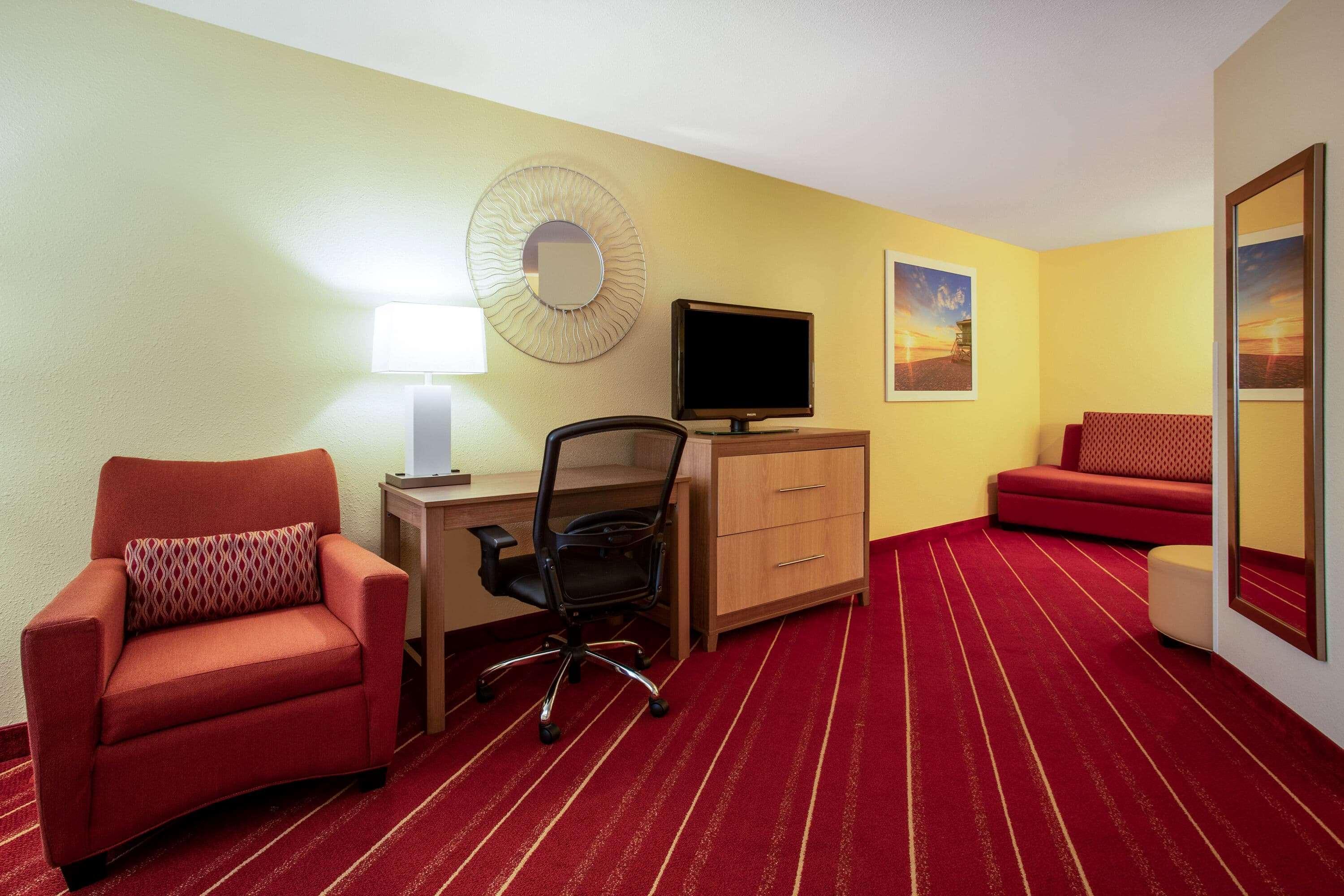 Days Inn By Wyndham Marquette Exterior photo