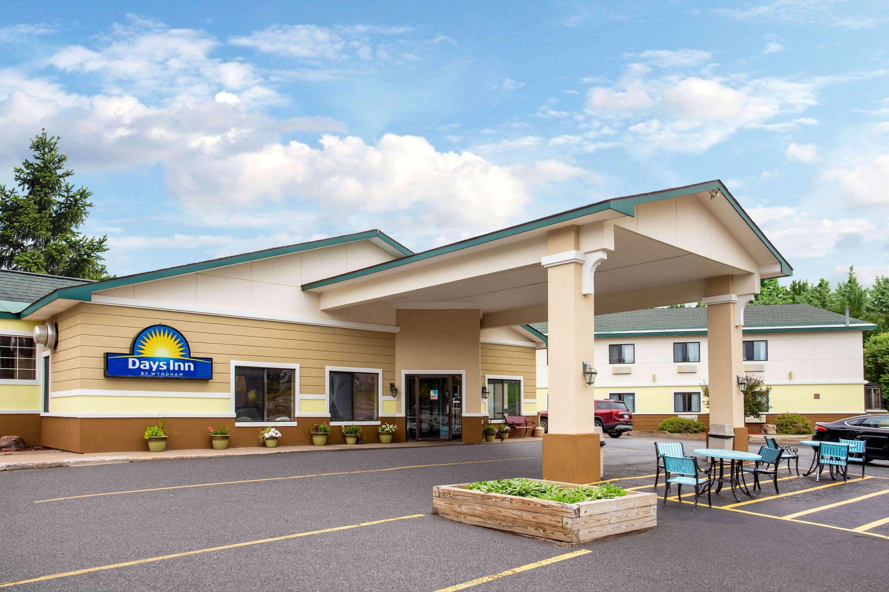 Days Inn By Wyndham Marquette Exterior photo