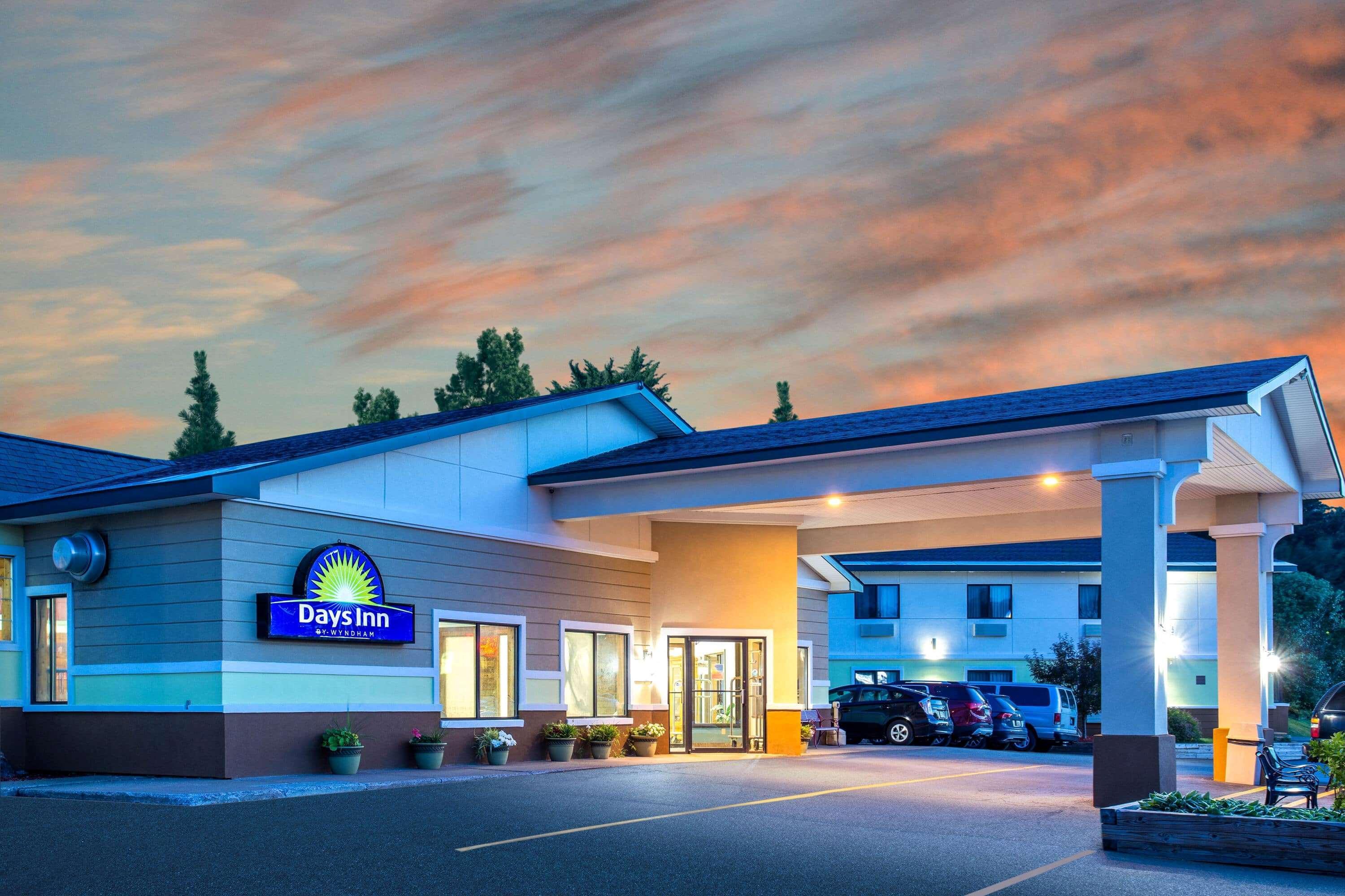 Days Inn By Wyndham Marquette Exterior photo