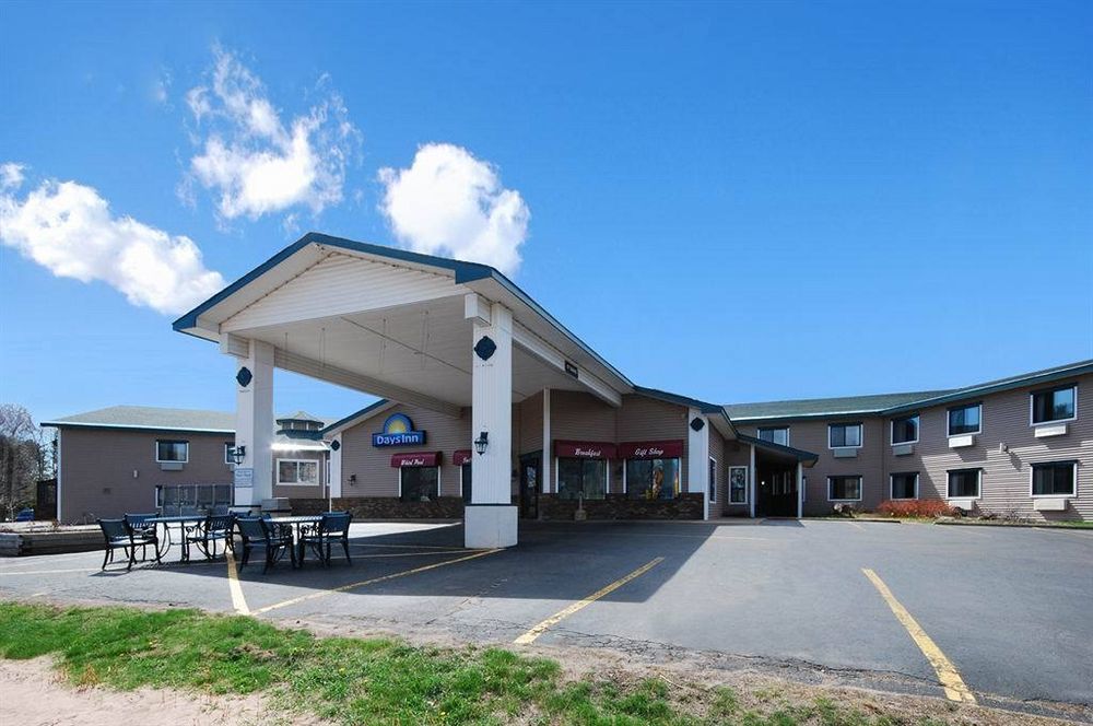 Days Inn By Wyndham Marquette Exterior photo